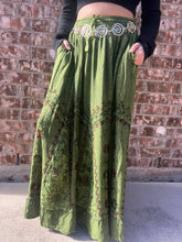 Load image into Gallery viewer, Pari Vintage Vibe Skirt with Pockets