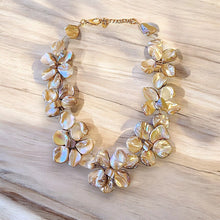 Load image into Gallery viewer, Flower Seashell Necklace