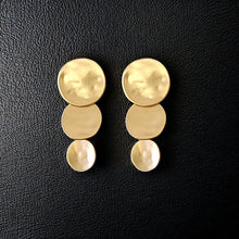 Load image into Gallery viewer, Gold Graduated Disk Earring